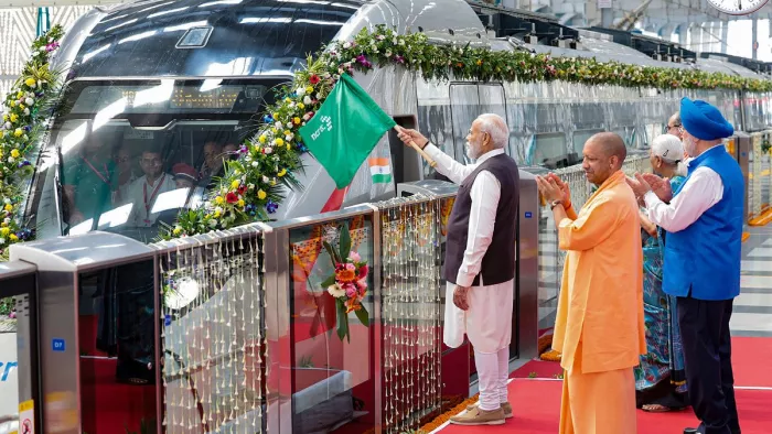 गाजियाबाद में नमो भारत ट्रेन को हरी झंडी दिखाकर उत्तर प्रदेश में विकास को रफ्तार दे दी है। फोटो- ANI