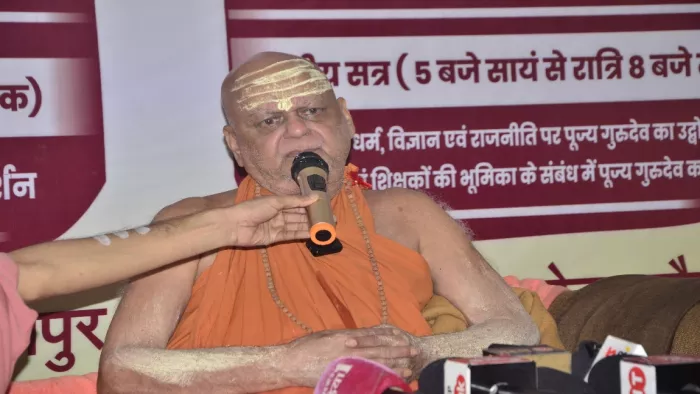 जौनपुर : जिला पंचायत के अतिथि गृह में पत्रकारों से वार्ता करते जगदगुरु शंकराचार्य स्वामी निश्चलानंद सरस्वती । जागरण