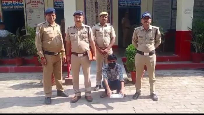 अश्लील फोटो प्रसारित करने वाला आरोपित व पुलिसकर्मी साभार पुलिस
