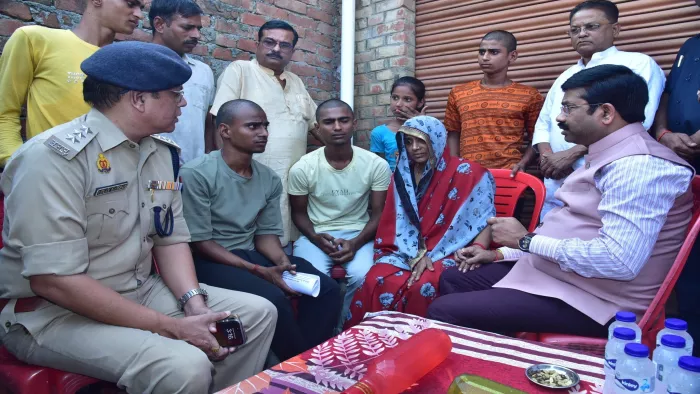 गोसैसिंहपुर गांव में पीड़ित परिवारजन से वार्ता करते मंत्री नंद गोपाल नंदीजागरण