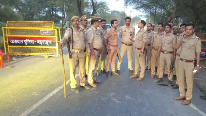 महसी तहसील गेट के निकट लगाई गई बैरिकेडिंग मौजूद पुलिसकर्मी