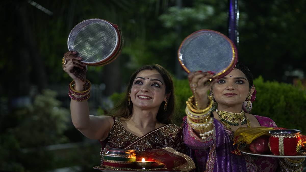 https://www.jagranimages.com/images/newimg/20102024/20_10_2024-karva_chauth_23818708_222942152.jpg