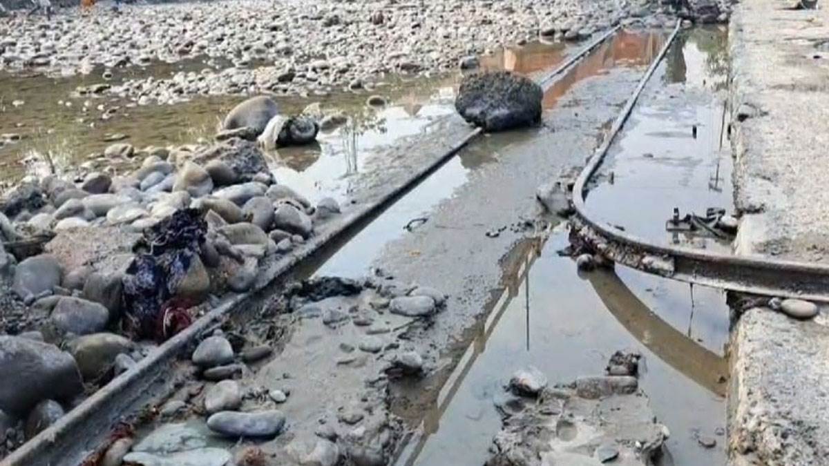 https://www.jagranimages.com/images/newimg/20102024/20_10_2024-railway-track-haridwar-rive_23818805.jpg