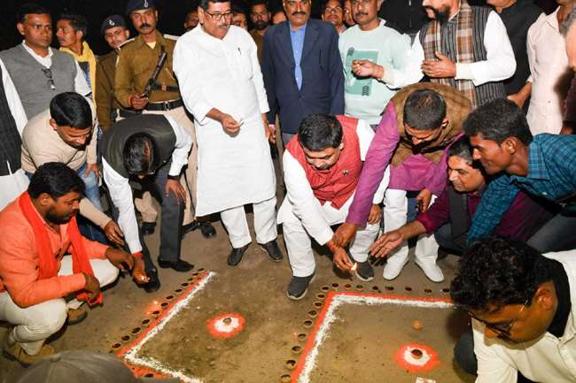 dev diwali saharsa bihar governments art culture youth sports minister dr alok ranjan said always discharges social concerns dainik jagran