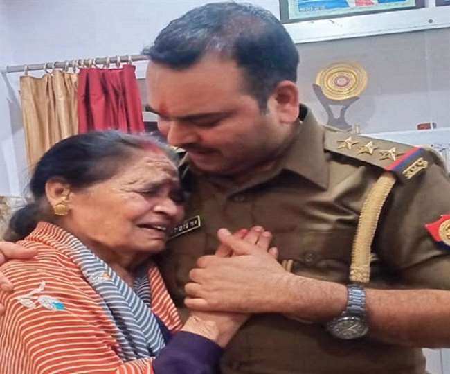 Kanpur Police Video Viral मां के आंसू पोंछते गोविंद नगर थाना प्रभारी रोहित तिवारी।