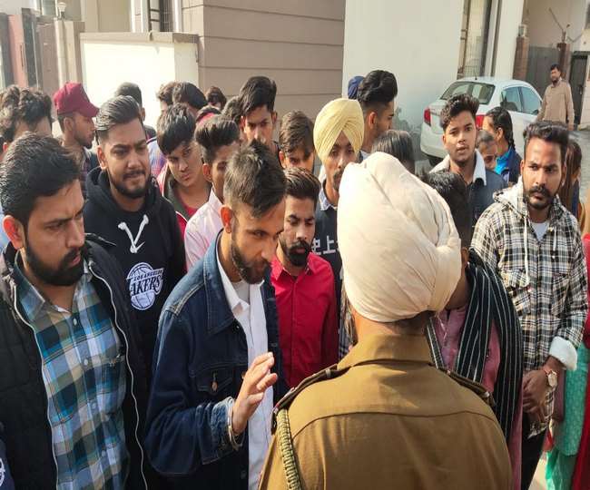 शिक्षा मंत्री परगट सिंह की कोठी के बाहर मांगों को लेकर प्रदर्शन करते हुए विद्यार्थी। जागरण