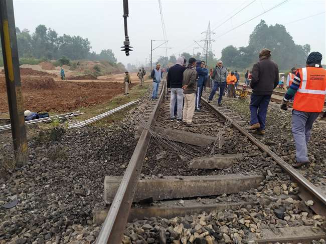 नक्सलियों ने टोरी-लातेहार रेलखंड के बीच रेल पटरियों को बम से उड़ा दिया है।