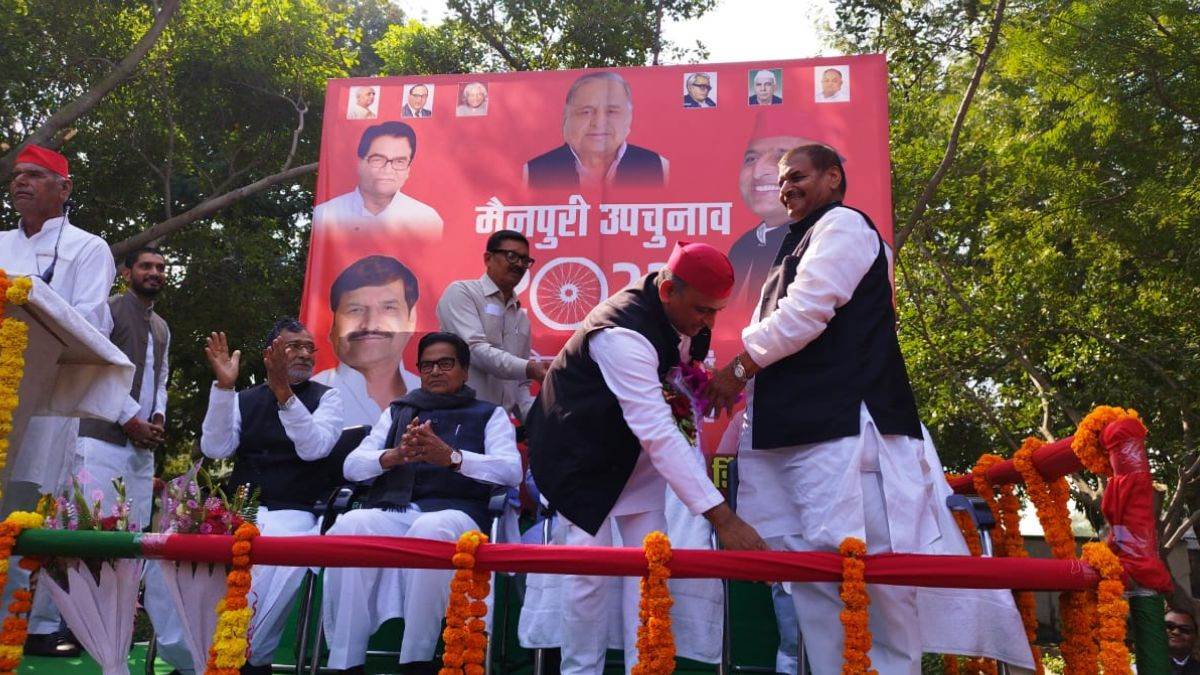 Mainpuri Lok Sabha By Election 2022Akhilesh Yadav Met PSPL Chief Shivpal  Yadav and touches his feet atop the stage while campaigning for the  byelections in Mainpuri