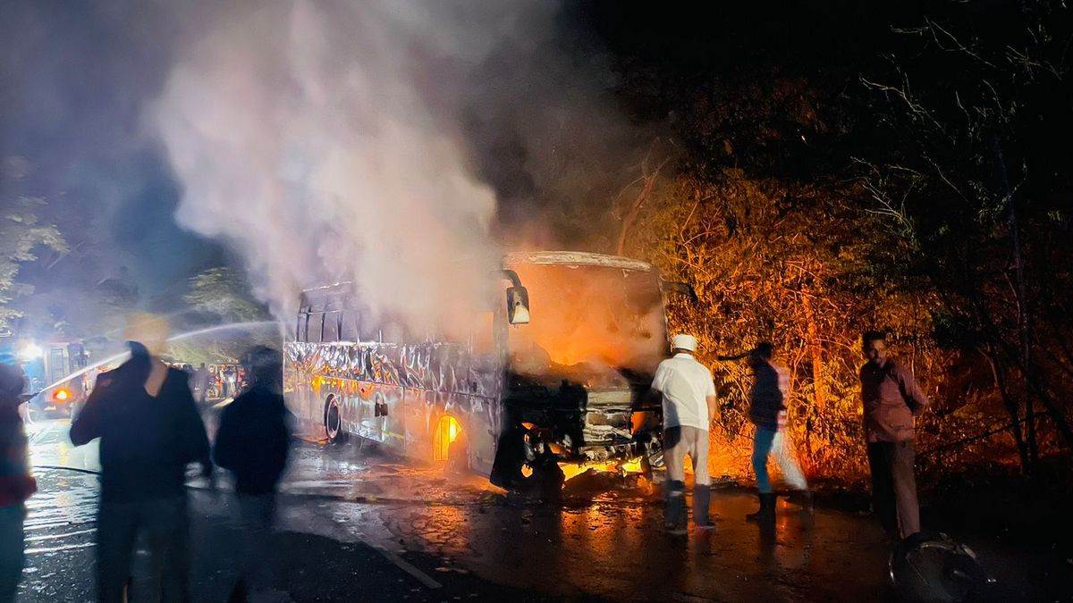 https://www.jagranimages.com/images/newimg/20112022/20_11_2022-bus_fire_in_bathinda_23217068_215216877.jpg