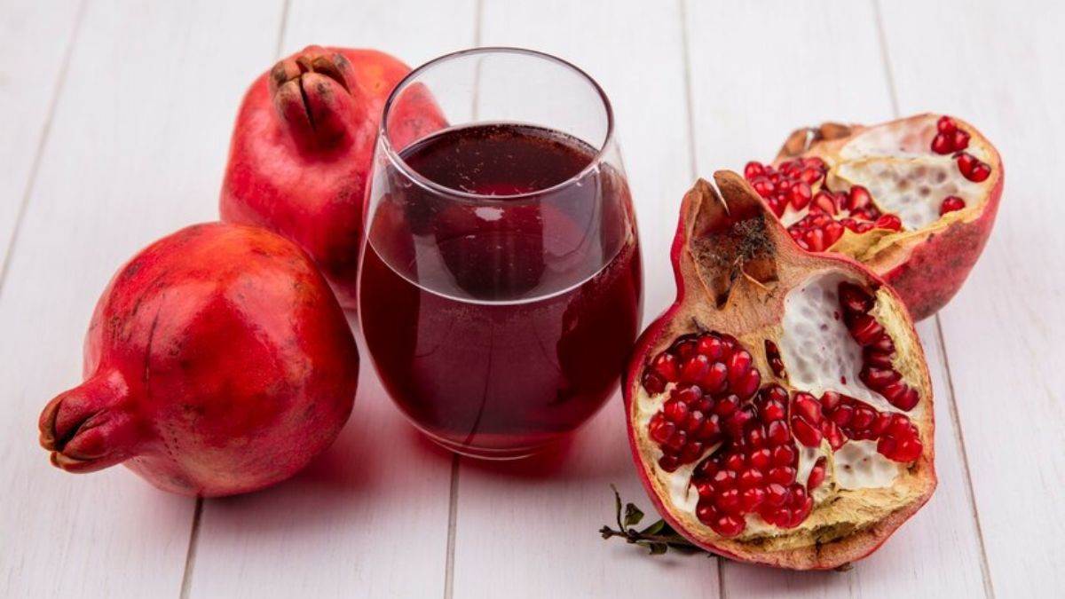 Pomegranate Juice: बिना जूसर के ऐसे बनाएं अनार का जूस, देखें Video - how to  cut Pomegranate and make its juice