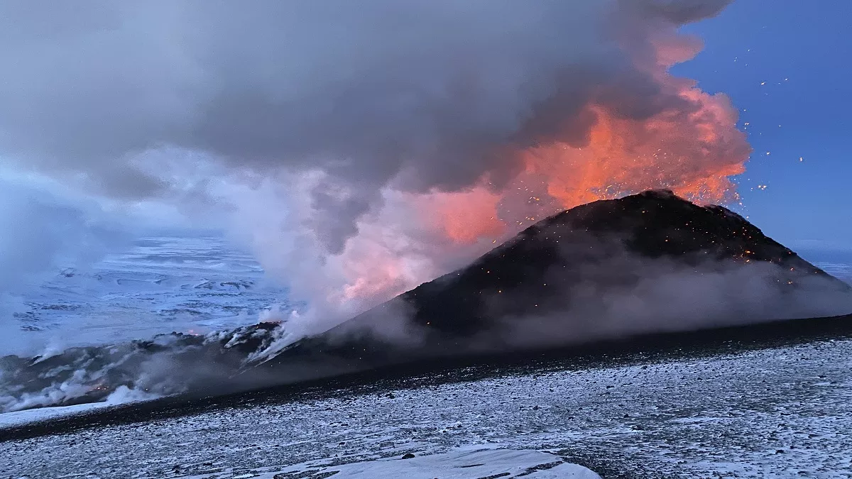 Volcanoes: रूस के सुदूर पूर्व में भूकंप के तेज झटके के बाद ज्वालामुखी सक्रिय, निकल रहा लावा और राख