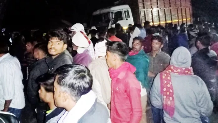 वैशाली में हादसे के बाद मौके पर जुटे लोग।