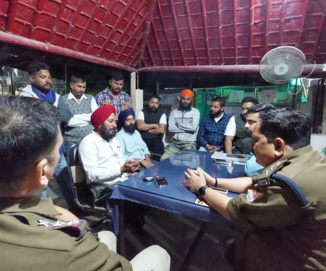 ऊधम सिंह नगर के सितारगंज में युवक की मौत पर बवाल, शव लेकर कोतवाली के