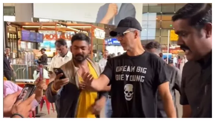 Fans get crazy for selfie with Akshay Kumar at Airport