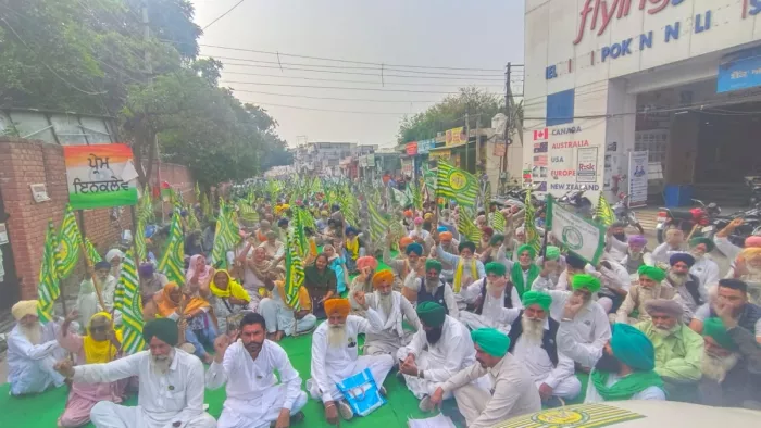 संगरूर के डीसी दफ्तर के समक्ष धरने पर रोष जाहिर करते हुए किसान