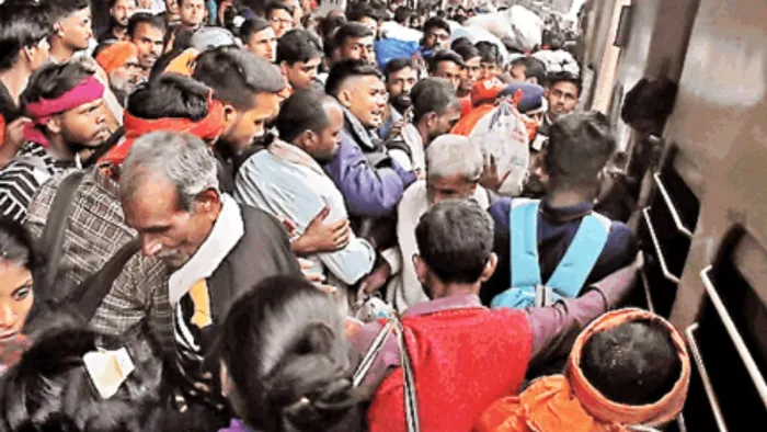 छठ पर्व के अवसर पर रेलवे स्टेशन पर उमड़ी यात्रियों की भीड़। जागरण