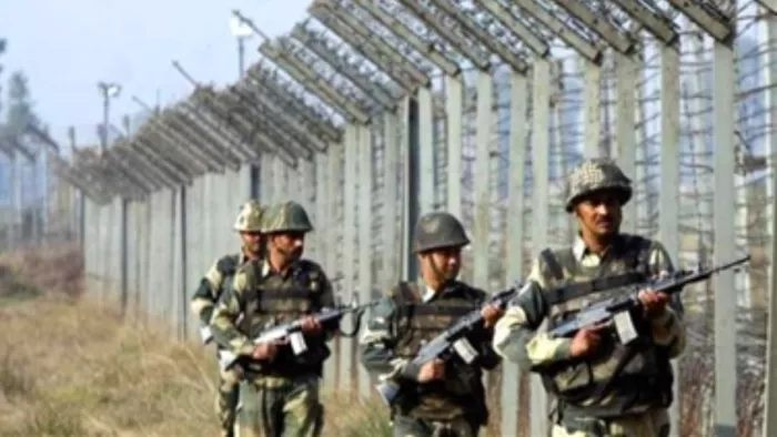 बर्फबारी में आतंकी घुसपैठ को लेकर उत्तरी कमांडर और DGP स्वैन ने की बैठक (फाइल फोटो)।