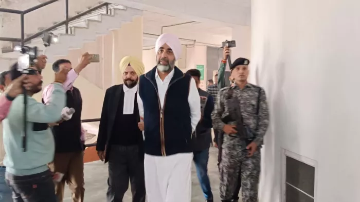 पूर्व वित्तमंत्री मनप्रीत बादल से विजिलेंस ब्यूरो में पूछताछ के लिए पहुंचे