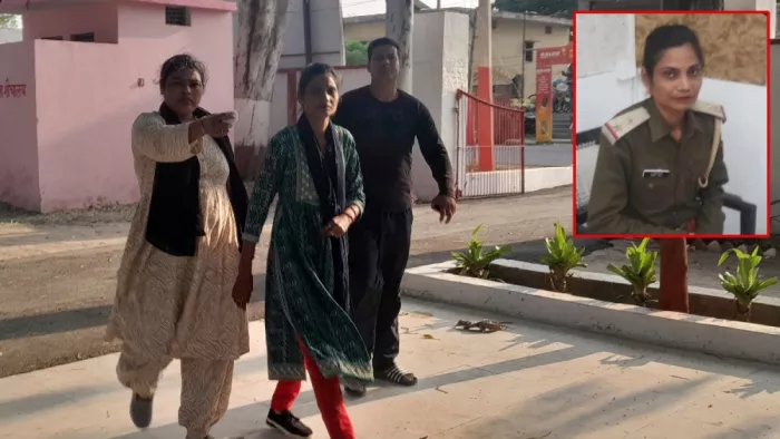 रिश्वत लेने के आरोप में महिला दरोगा पिंकी शर्मा को गिरफ्तार कर ले जाती एंटी करप्शन की टीम फोटो जागरण