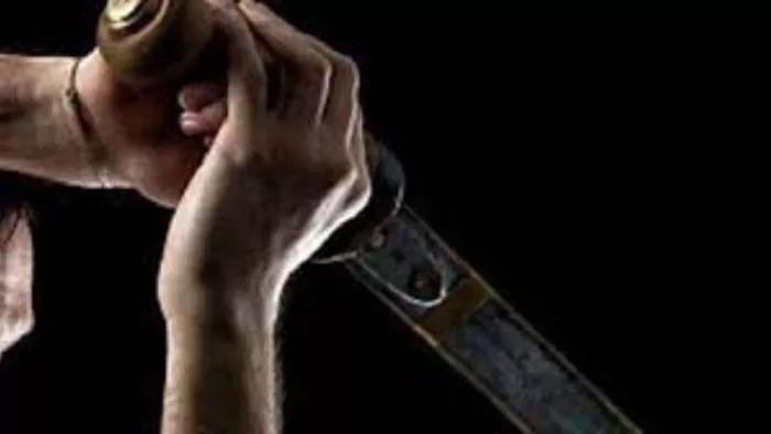 सनकी आशिक ने होने वाले सास-ससुर पर किया तलवार से हमला