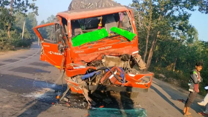 हजारीबाग में दो गाड़ियों में टक्कर, ट्रक के उड़े परखच्चे; ड्राइवर ने मौके पर ही तोड़ा दम