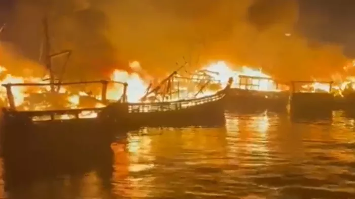 Visakhapatnam Fishing harbour Fire विशाखापत्तनम में एक बंदरगाह में लगी आग।