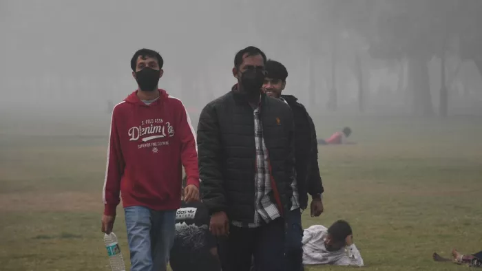 इंडिया गेट के पास से गुजरते लोग। फोटो- जागरण