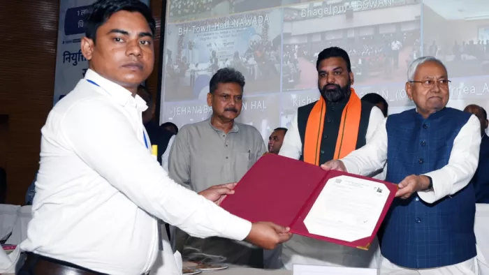 Bihar Teacher News: नीतीश कुमार ने सौंपे नियुक्ति पत्र, 1.14 लाख से अधिक नियोजित शिक्षक बने सरकारी कर्मी