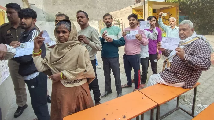 प्राथमिक विद्यालय मिर्जापुर भूड़ में मतदान करने आए मतदाता।