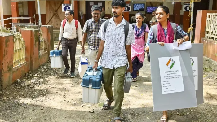 महाराष्ट्र की सभी और झारखंड की बची हुई 38 सीटों पर आज मतदान होगा (फाइल फोटो)