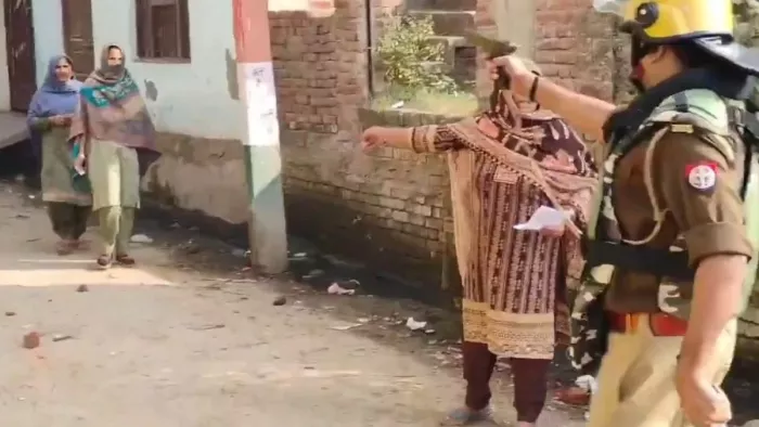 एसएचओ ने हंगामे के बीच रिवॉल्वर लहराई। (सोर्स- सोशल मीडिया)