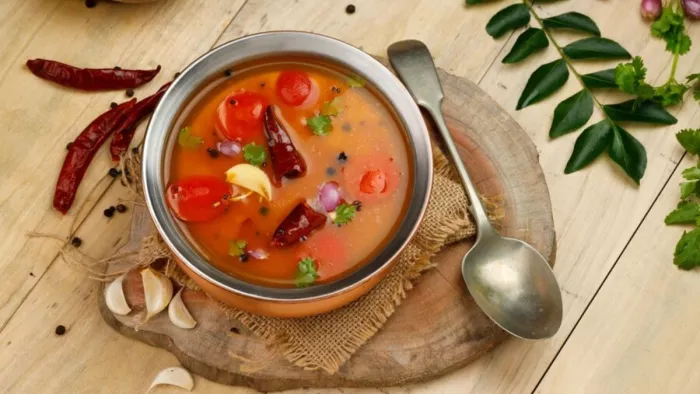 सर्दियों में इस रेसिपी से बनाएं साउथ इंडियन स्टाइल रसम (Picture Credit- Freepik)