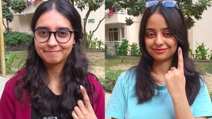 Ghaziabad By-Poll Voting: युवाओं ने अपना पहला वोट डाला। फोटो- जागरण