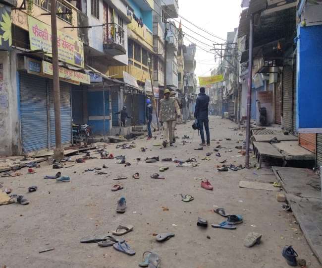 CAA Protest in Gorakhpur : जुलूस के दौरान पत्‍थरबाजी- लाठीचार्ज, पुलिस ने आंसू गैस के गोले छोड़े