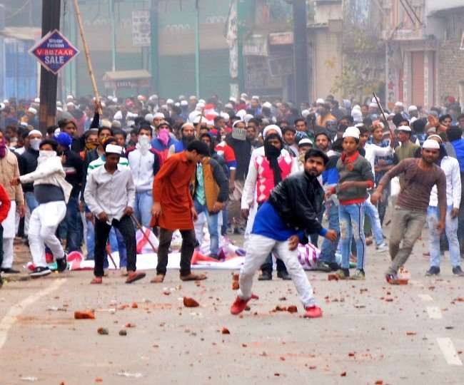 CAA UP Protest : यूपी में गोरखपुर से गाजियाबाद तक हालात बेकाबू, हिंसा में 11 लोगों की गई जान