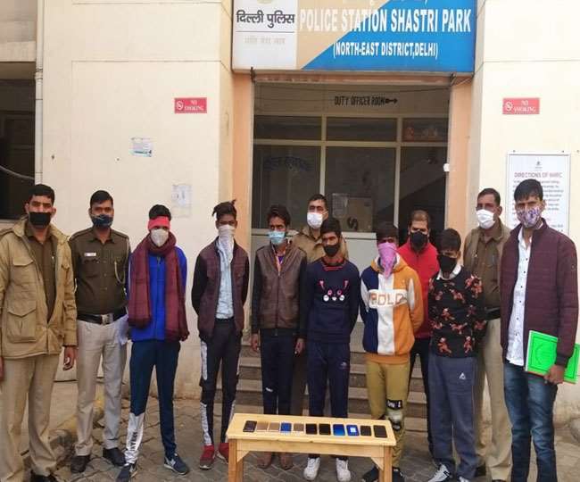 झपटमारी करने वाले छह बदमाशों को गिरफ्तार किया है।