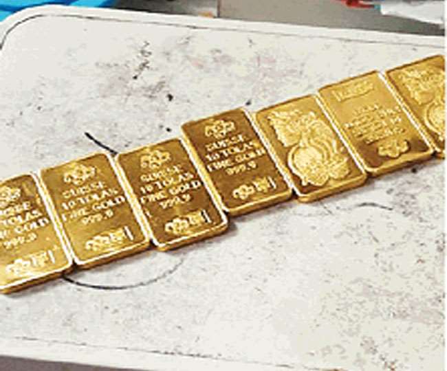 सोने के टुकड़े को विमान की सीट के नीचे छुपाकर रखा गया था।