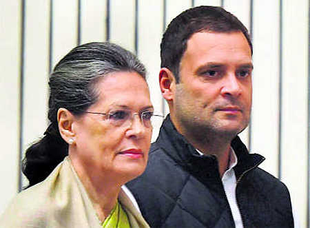 सोनिया गांधी और राहुल गांधी की फाइल फोटो।