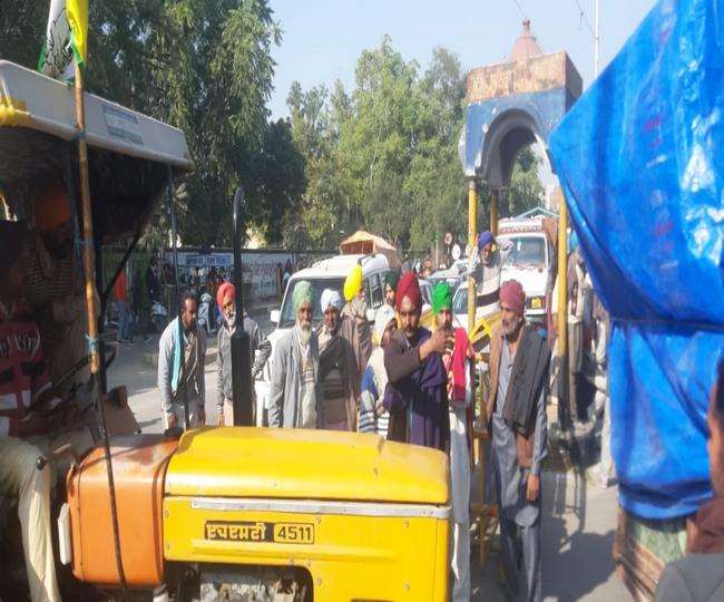 बठिंडा में किसान यूनियन के नेता मुख्य सड़क को जाम करते हुए। (जागरण)
