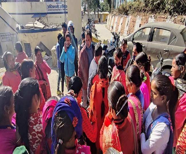 villagers surrounded ee of jalnigam for not starting drinking water scheme in almora