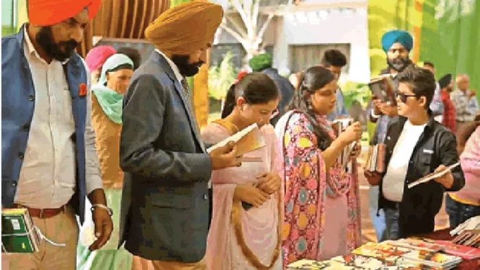 लुधियाना में हो रही शादी में एक परिवार ने लगाया बुक स्टाल