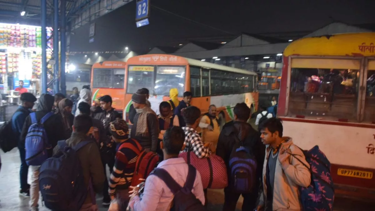 Delhi: आनंद विहार बस अड्डे पर यात्रियों के भटकने से मचा हड़कंप, UPSRTC बसों के परिचालन बंद होने से लोग नाराज