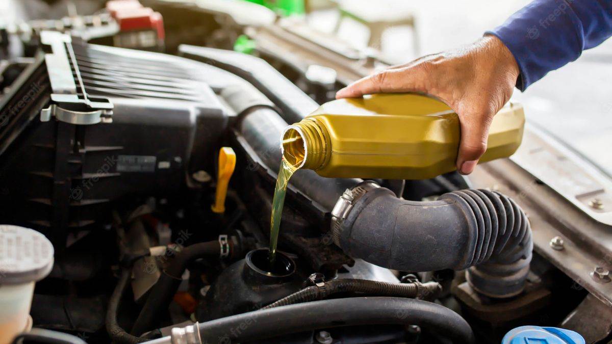 https://www.jagranimages.com/images/newimg/20122022/20_12_2022-car_engine_oil_23264694.jpg