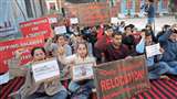 कश्मीरी हिंदू कर्मियों ने प्रदर्शन कर मांगी सुरक्षा