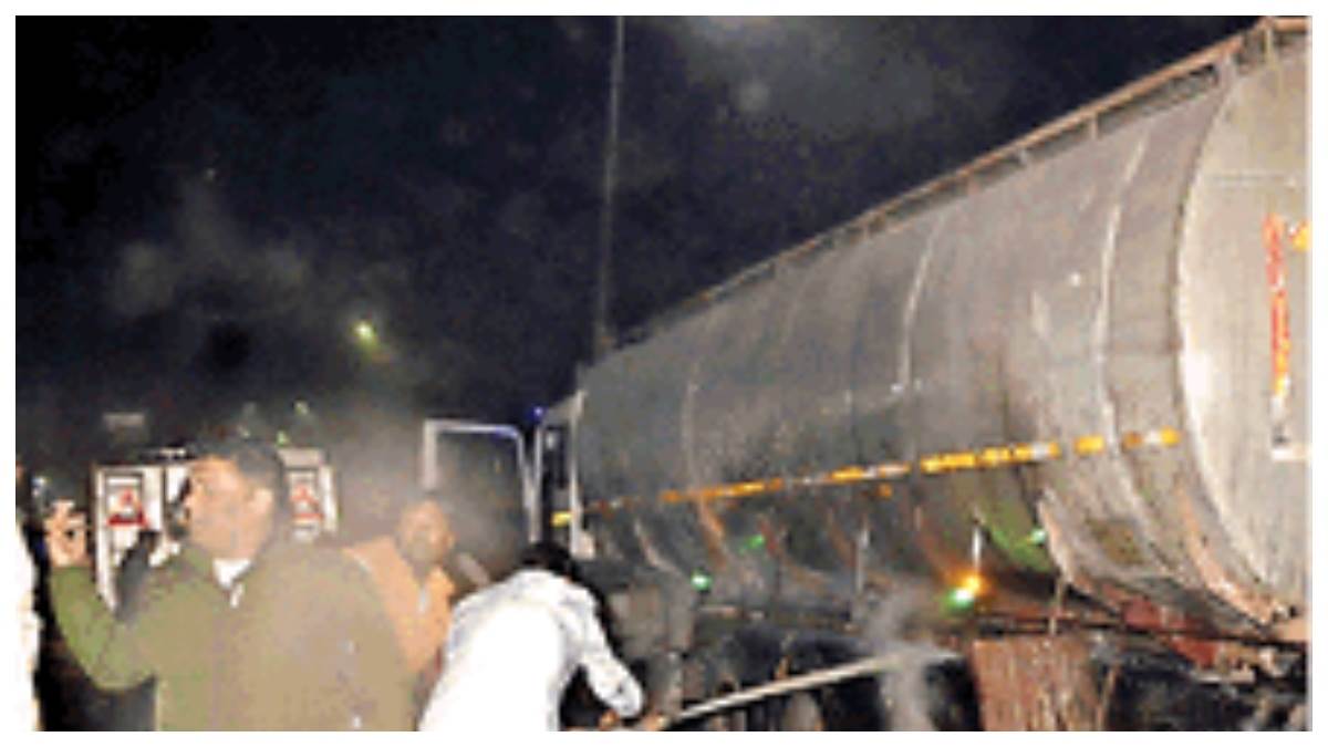 oil tanker caught fire at hapur adda driver saved his life by jumping