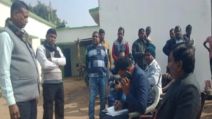 प्रधानाध्यापक से पूछताछ करते एसडीएम राजेश साह।