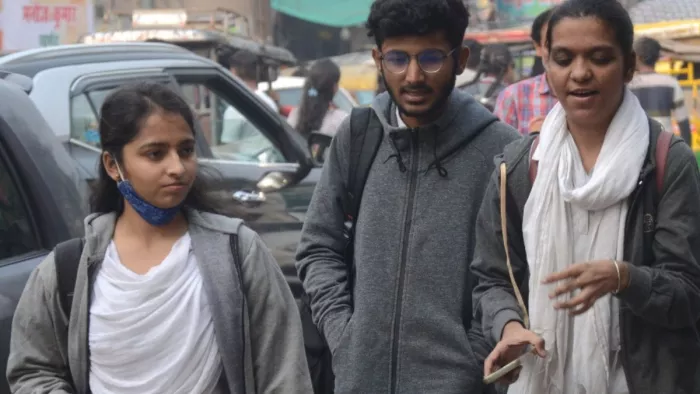 शीतलहर के चलने से ठंड बढ़ रही है।