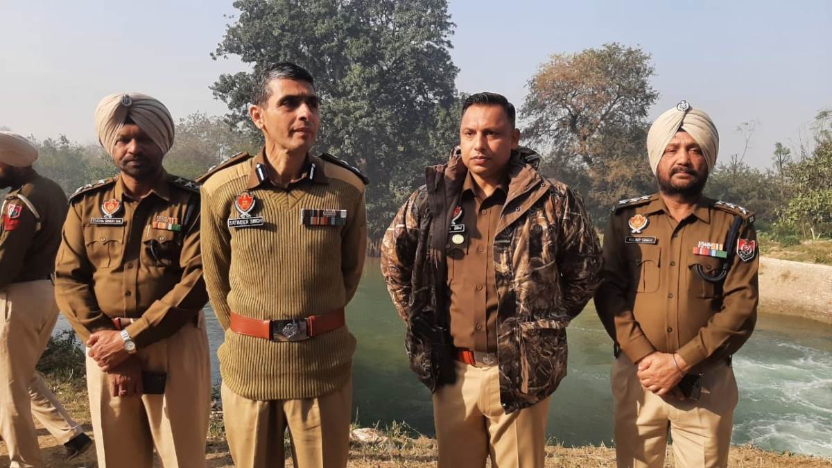 encounter in amritsar between police and miscreants gangster amri shot dead one police officer injured