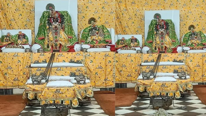 Mathura News: ठाकुरजी ताप रहे अंगीठी, राधारानी को कराए गर्म वस्त्र धारण