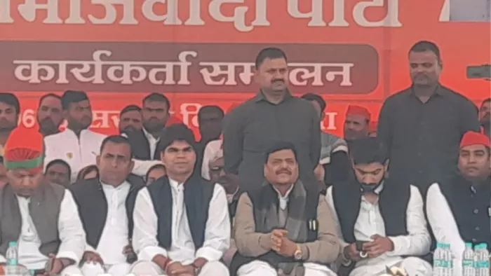 Firozabad News: कार्यकर्ता सम्मेलन में पार्टी नेता शिवपाल सिंह यादव व अन्य।